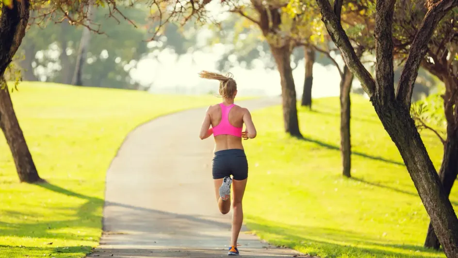 Россиянам назвали простой способ избежать травм во время пробежки