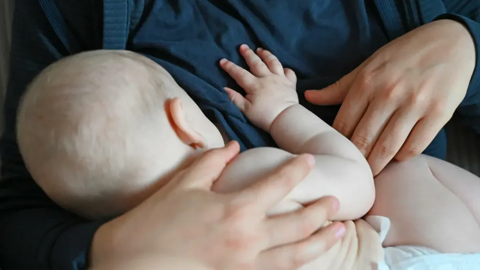 Врач рассказала, может ли кормление грудью мешать забеременеть