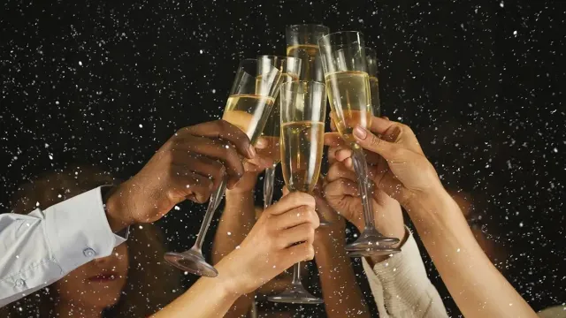 Горячая новость | Врач рассказала, кому опасно пить шампанское за новогодним столом