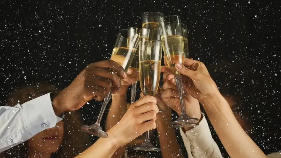 Врач рассказала, кому опасно пить шампанское за новогодним столом Врач рассказала, кому опасно пить шампанское за новогодним столом