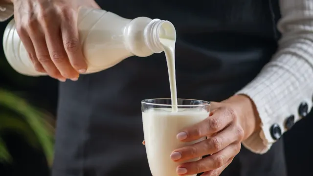 Врач рассказала, кому может быть опасен кефир