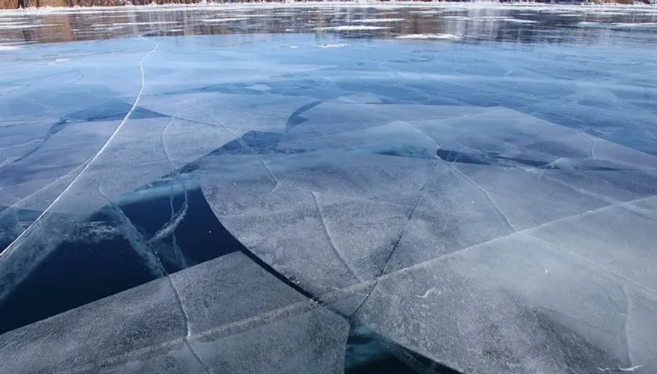 В подмосковном Солнечногорске прохожие спасли провалившихся под лед на пруду детей