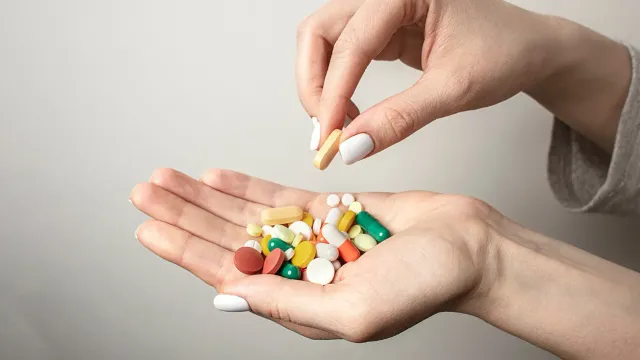 Стало известно, можно ли пить лекарства после истечения срока годности