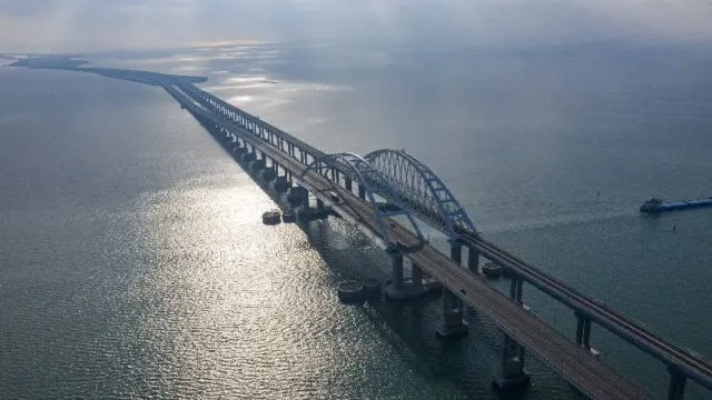 Пробка из автомобилей на подъезде к Крымскому мосту достигла 9-километровой длины
