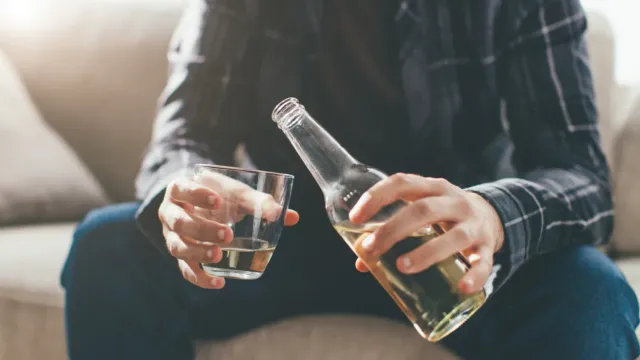 Россиянам рассказали, как алкоголь раз в неделю влияет на головной мозг