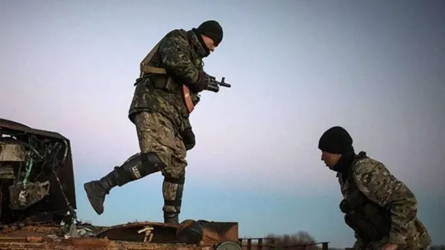Выложено видео, как боец ВСУ сорвал штурм позиций РФ, бросив гранату в товарищей
