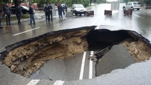 В Перми пассажирская «Газель» провалилась под асфальт