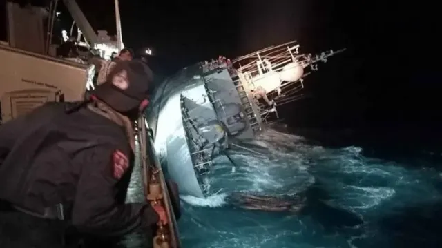 Таиландский военный корабль опрокинулся, в результате чего 31 моряк пропал без вести