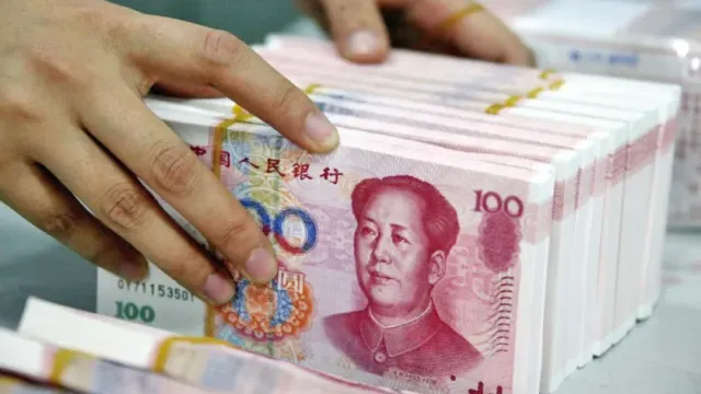 Bloomberg: во внешних операциях КНР юань обошёл доллар, став самой используемой валютой