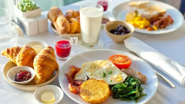 Врач-нутрициолог Гуреев перечислил 8 запретных продуктов на завтрак