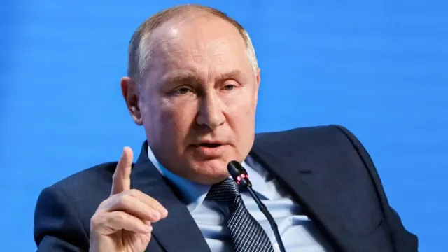 МК: Президент РФ Путин "лично мешает" переговорам, началось склонение России к худому миру