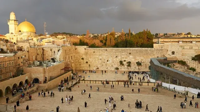 Жительница Иерусалима прогулялась в нижнем белье около Стены Плача