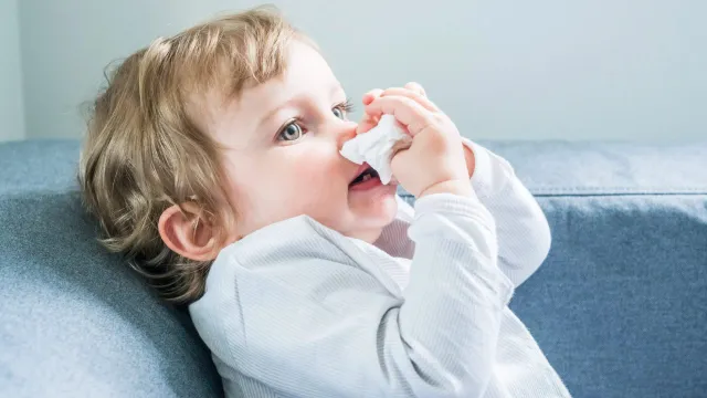 Педиатр развеяла миф о прогулках при насморке у детей