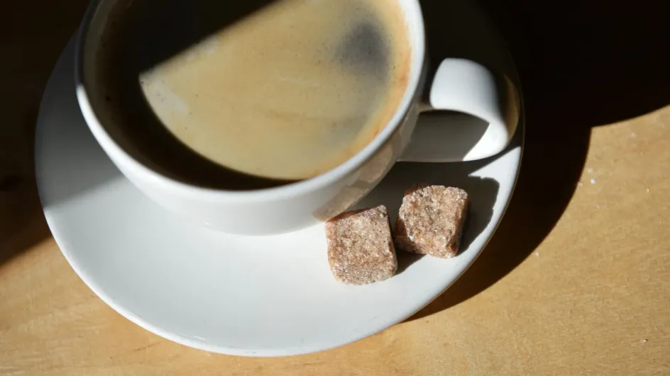 Россиянам рассказали, какое количество сахара ослабляет пользу кофе