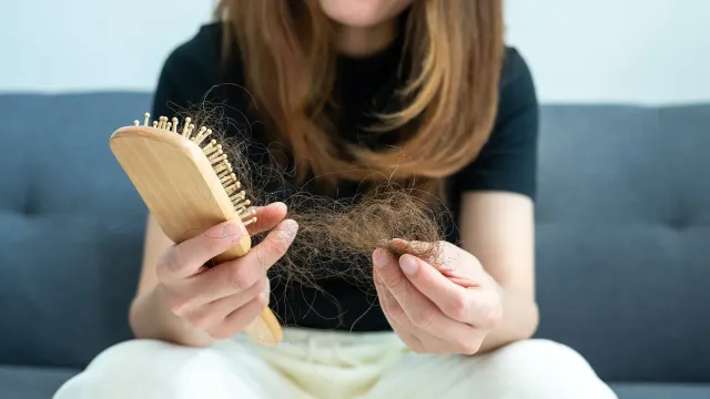 Горячая новость | Названа одна из неочевидных причин выпадения волос