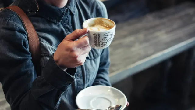 Россиянам назвали оптимальную норму кофе, чая и воды для здоровья