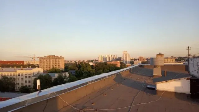 В Санкт-Петербурге полицеские спасли молодого человека с ножом, повисшего на краю крыши