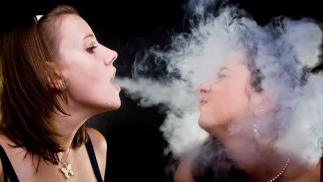 Врач рассказал, в каком случае пассивное курение опаснее активного