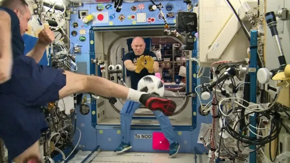 В Сети появилось видео, как российские космонавты на МКС играют в футбол