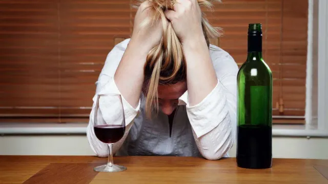 Психотерапевты выявили связь между стрессом и алкоголизмом
