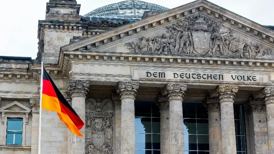 В центре Берлина, несмотря на запрет, развернули знамя Победы