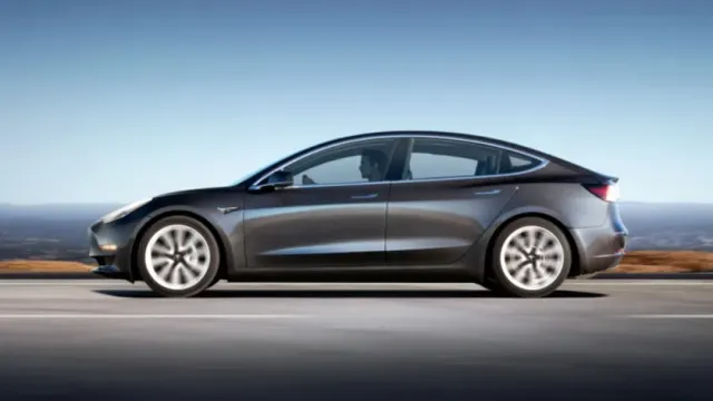 Эксперты «За рулем» перечислили главные проблемы электромобиля Tesla Model 3