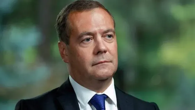 Дмитрий Медведев назвал Джо Байдена "редким идиотом" после оговорки по Украине