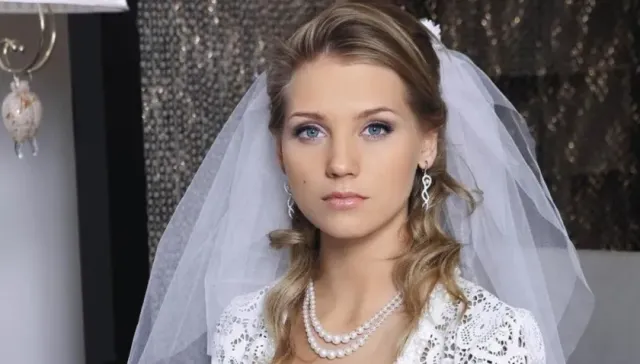 Разведенная актриса Кристина Асмус поделилась снимком в свадебном платье