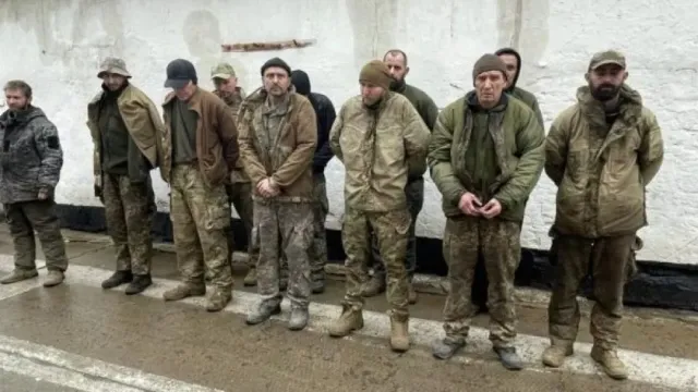 Бойцы ЧВК "Вагнер" во время штурма вражеских позиций в Бахмуте взяли в плен группу украинских...