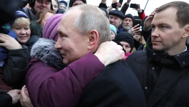Владимир Путин остановил кортеж на дороге, чтобы пообщаться с жителями Калининграда