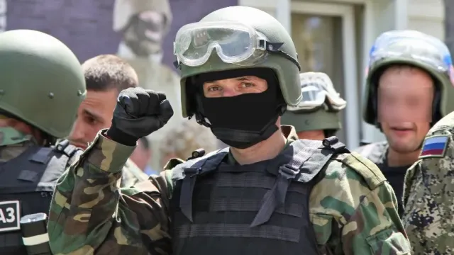 Спецназ России захватил пытавших русских солдат националистов