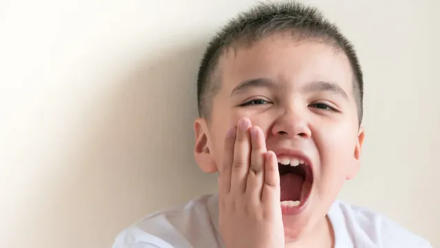 Врач рассказала, как связаны больные зубы и частые ангины у детей