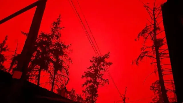 В Канаде сняли на видео окрасившееся из-за лесных пожаров в красный цвет небо