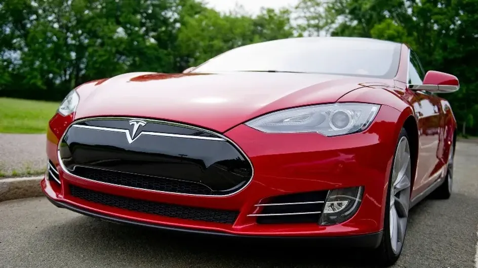 Компания Илона Маска Tesla отзывает более 300 тысяч машин