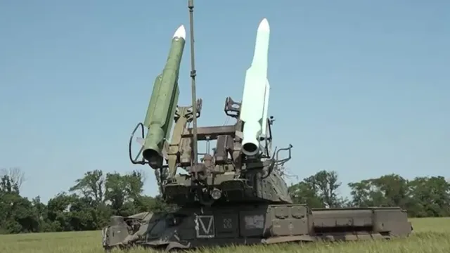 Опубликовано видео сбитой над Донецком ракеты HIMARS НАТО, упавшей в жилой двор