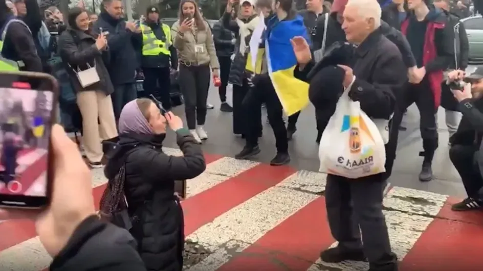 "За Святую Русь": видео молящейся женщины, противостоящей штурму Лавры, облетело весь мир