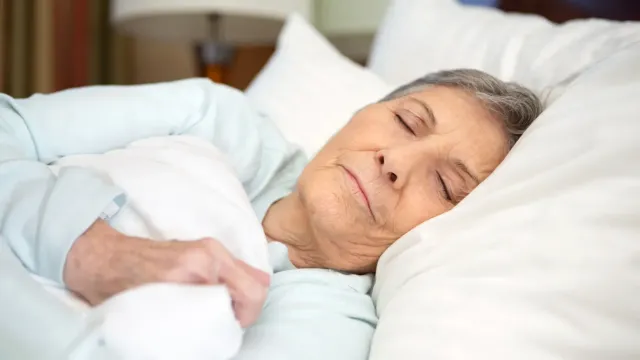 Названа тревожная причина долгого дневного сна у пожилых