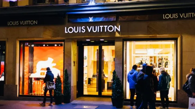 Пользователи Сети обвинили Louis Vuitton в поддержке России из-за рекламы с флагом Франции