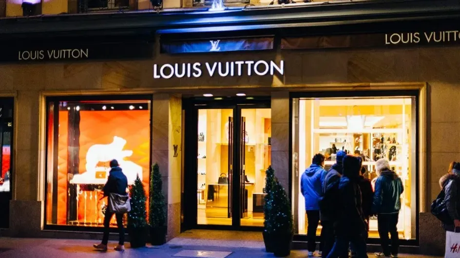 Пользователи Сети обвинили Louis Vuitton в поддержке России из-за рекламы с флагом Франции