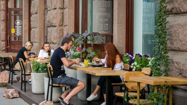 Большинство российских ресторанов не открывают веранду из-за близости к дорогам