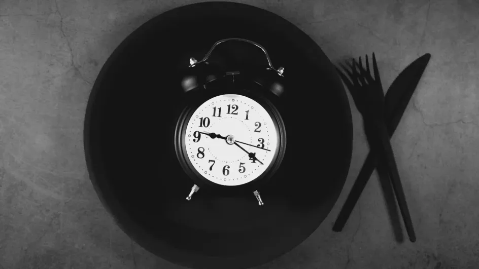 Интервальное голодание улучшило когнитивные функции у женщин старше 50 лет Интервальное голодание улучшило когнитивные функции у женщин старше 50 лет