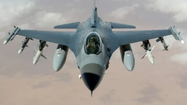 США подарили Украине на день независимости курсы обучения пилотов для F-16