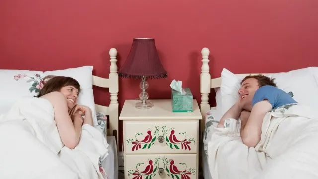 Россиянам рассказали, в каких случаях стоит спать в разных кроватях