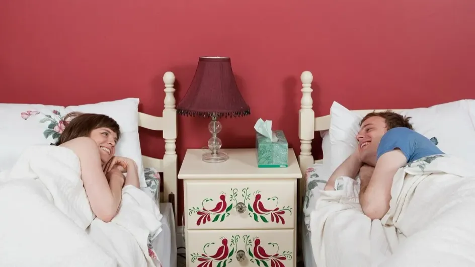 Россиянам рассказали, в каких случаях стоит спать в разных кроватях