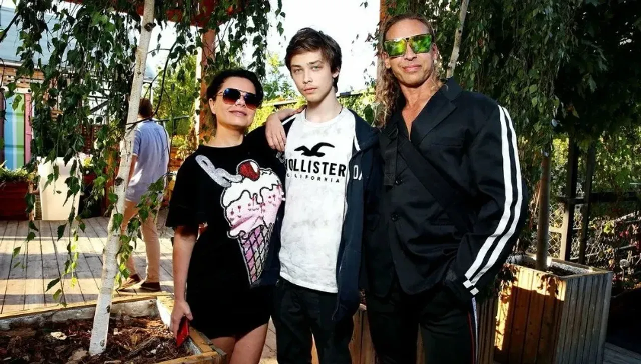 Тарзан глушко сын. Сын королевой и тарзана. Тарзан глушко сын. Сын наташи королевой и сергея глушко. Сын королевой и тарзана.