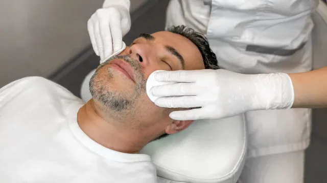 Косметолог объяснила тягу мужчин к увеличению губ