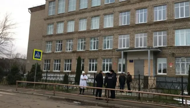 Житель Рыбинска проник в школу с ножом, ранил завуча и убил свою знакомую