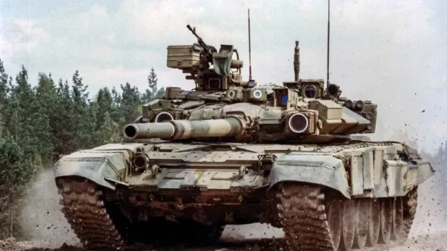 В Сеть попало видео работы экипажа танка ВС РФ, гоняющего боевиков ВСУ по окопам
