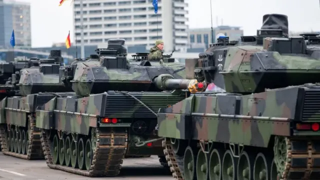 Котенок показал видео колонны танков Leopard 2A4 ВСУ, идущей по проселочной дороге Украины