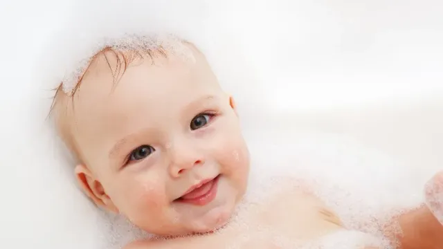 Педиатр рассказала, стоит ли купать новорожденного мылом